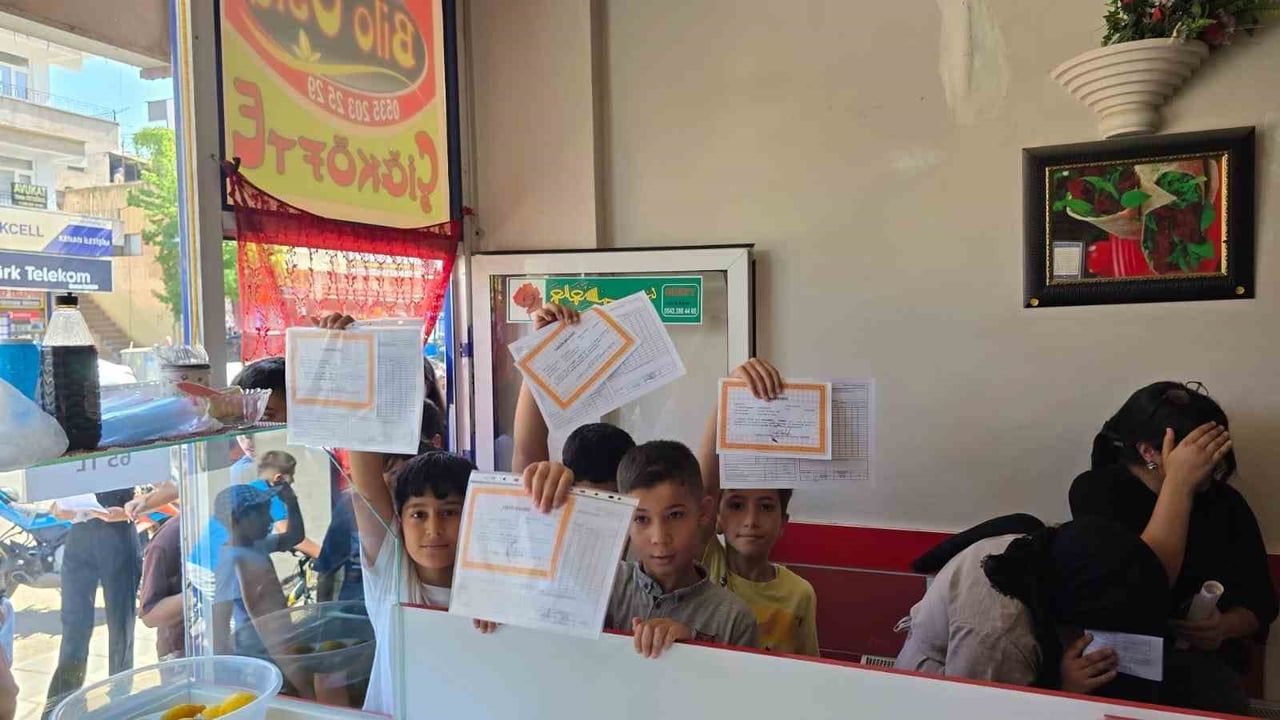 Çermik’te takdir alan öğrenciler çiğköfte ve ayrana koştu