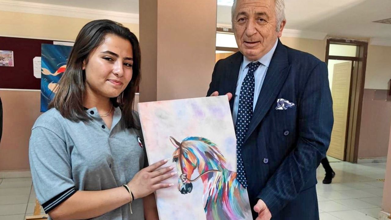 Çeşme Atatürk Anadolu Lisesi'nden 'Renklerin Fısıltısı' Öğrenci Resim Sergisi