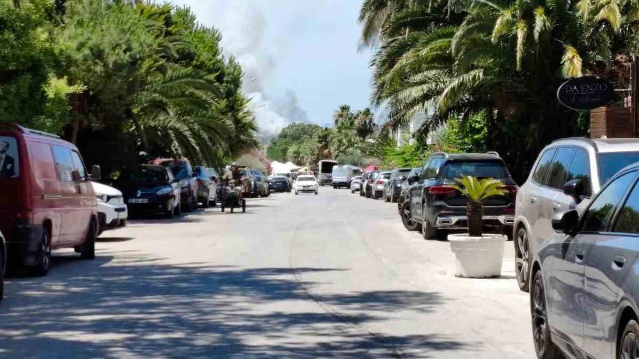 Çeşme’de çöplükte başlayan yangın makilik alana sıçradı