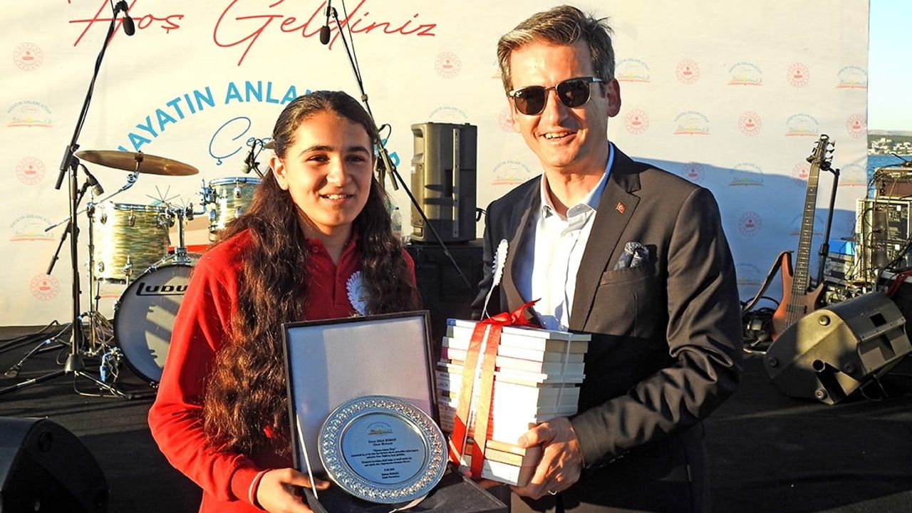 Çeşme'de 'Hayatın Anlamı Kitap' projesi dördüncü sezonunu tamamladı