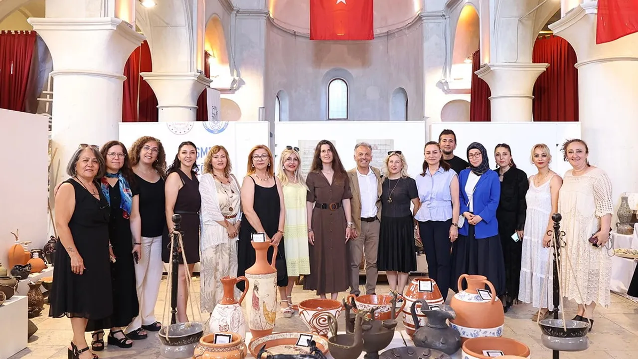 Çeşme Halk Eğitim Merkezi yıl sonu sergisi Aya Haralambos Kültür Merkezi'nde açıldı