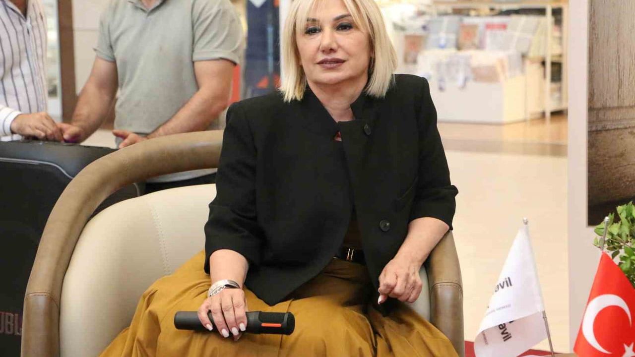 Ceylan Karavil Park AVM'de Ayşe Ceylan Topçu imza gününe yoğun ilgi
