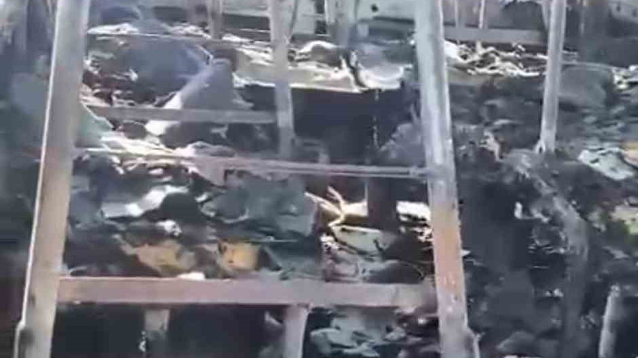Ceylanpınar'da Park Halindeki Minibüs Yanarak Kullanılamaz Hale Geldi