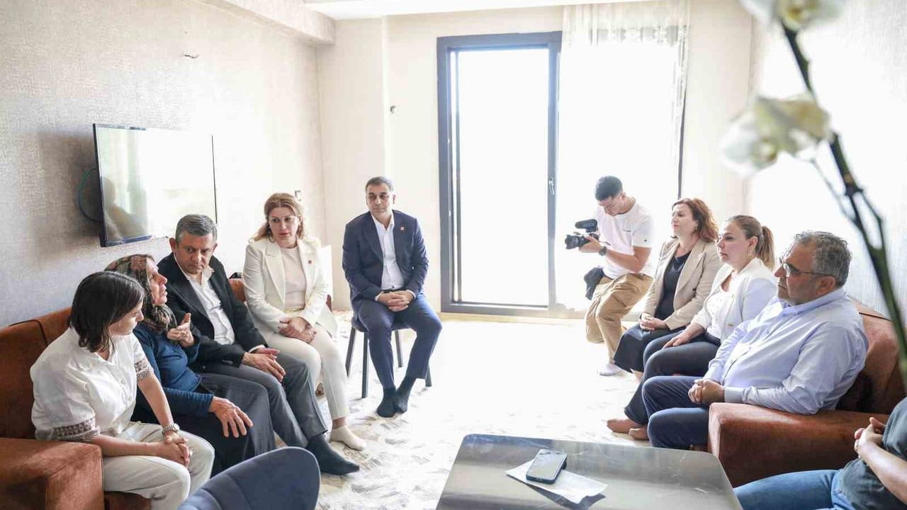 CHP grup başkanı Özgür Özel, Diyarbakır'da Gülistan Doku'nun ailesini ziyaret etti