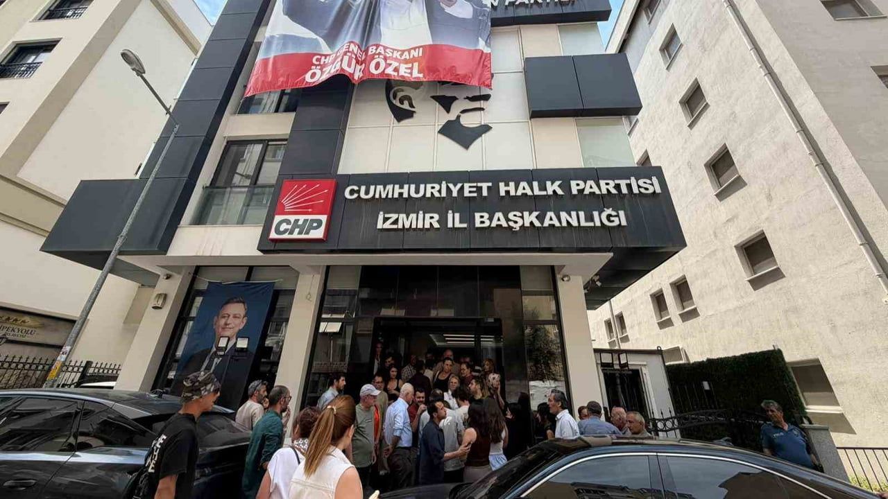 CHP İzmir il başkanlığında karanfil gerilimi