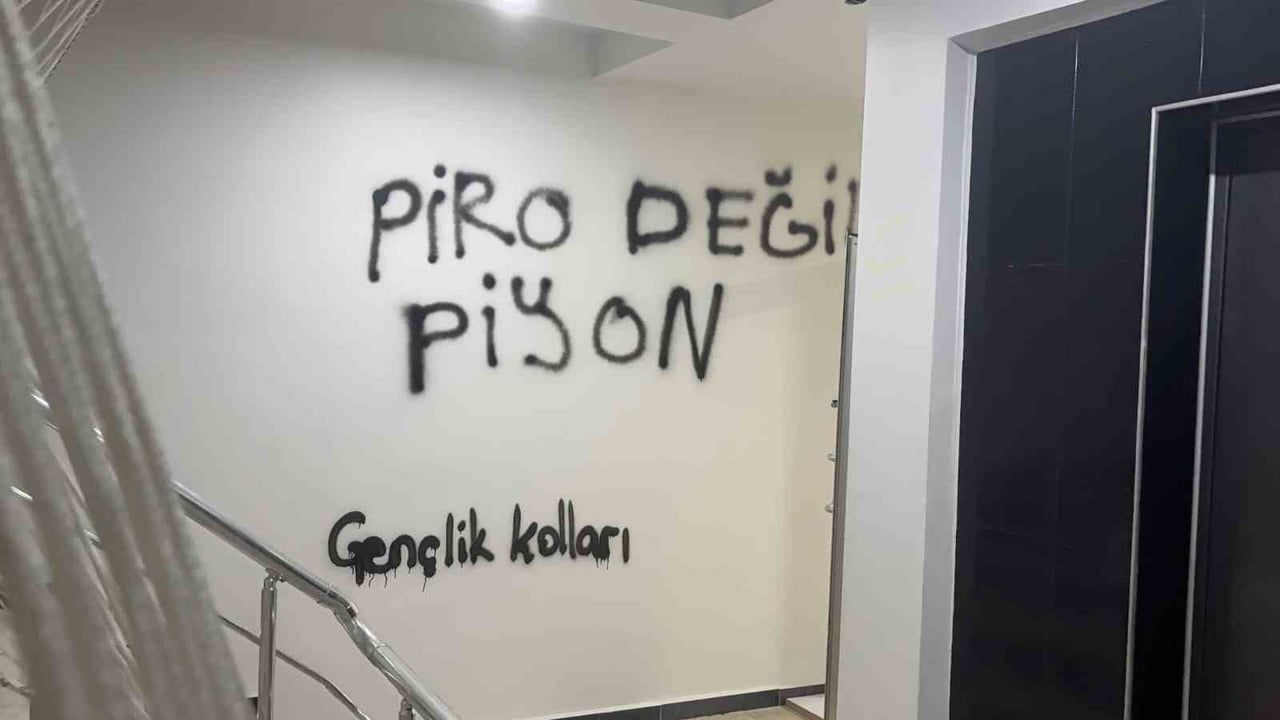 CHP Kayseri il başkanlığı binasının duvarlarına yazılar yazıldı