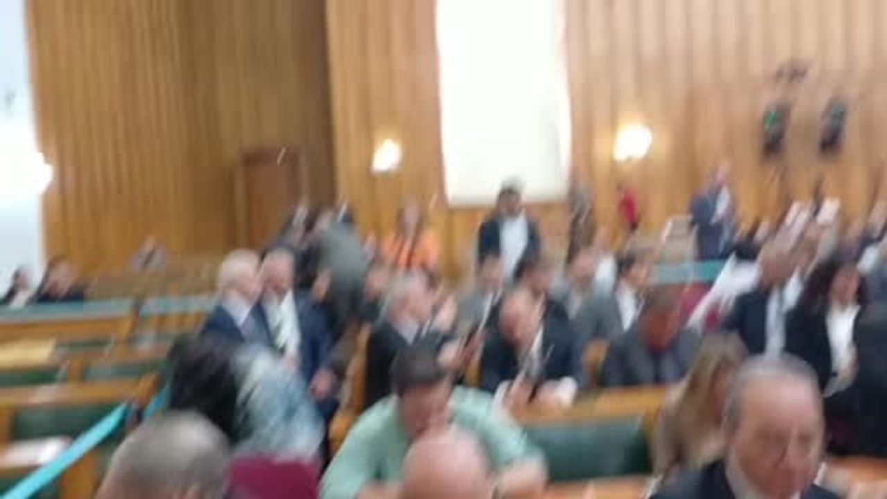 CHP Milletvekilleri 13.30'da Yapılacak Grup Toplantısı İçin Sabahtan Salonda Bekliyor