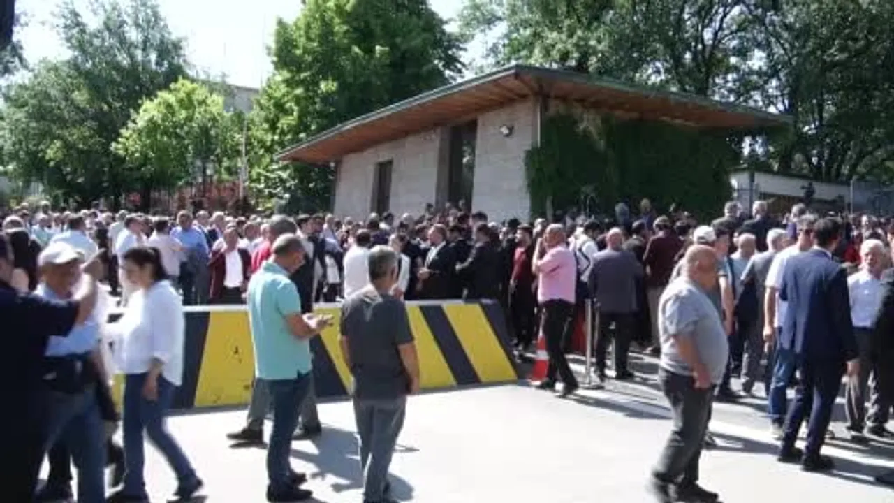 CHP TBMM Grup Toplantısı Öncesi Kılıçdaroğlu ve Özgür Özel Destekçileri Arasında Gerginlik