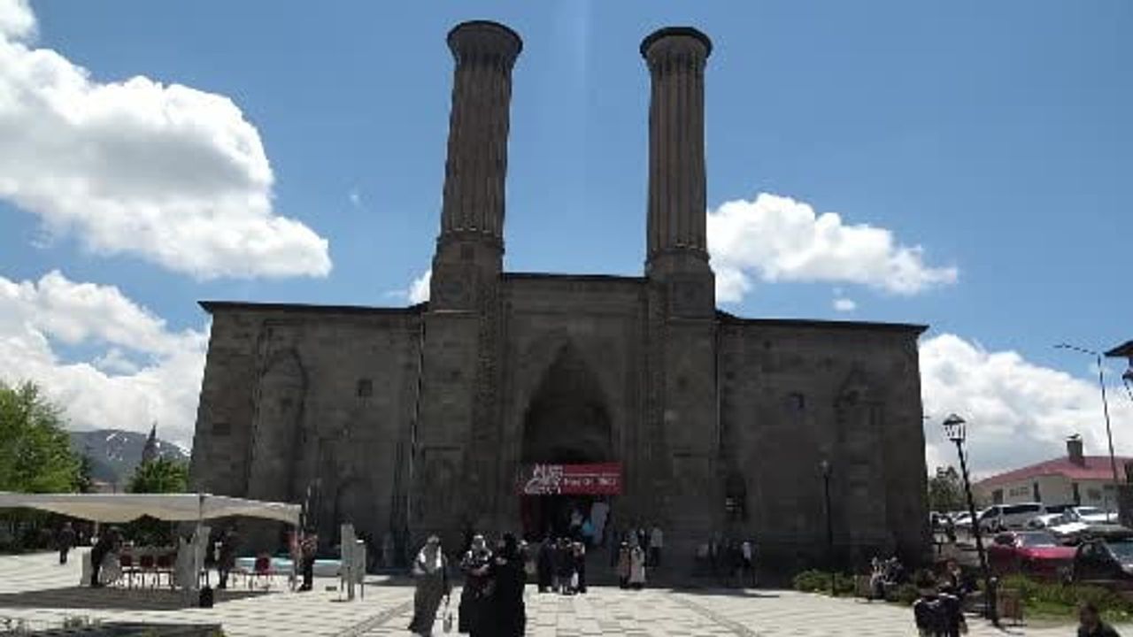 Çifte Minareli Medrese'de Hayat Boyu Öğrenme Haftası sergisi açıldı