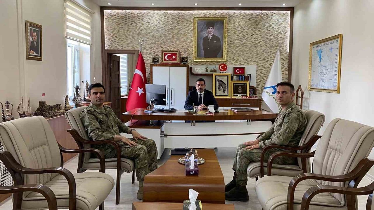 Çıldır 2. hudut tabur komutanı Günfer’den kaymakam Akköz’e ziyaret