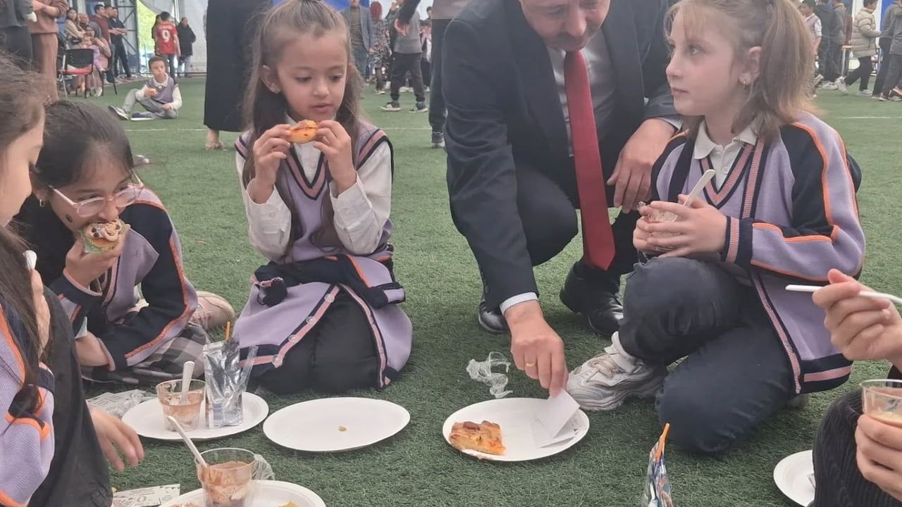 Çıldır İlkokulu'nda Yıl Sonu Tatlı Şenliği: Veliler ve Öğrenciler Birlikte Kutladı