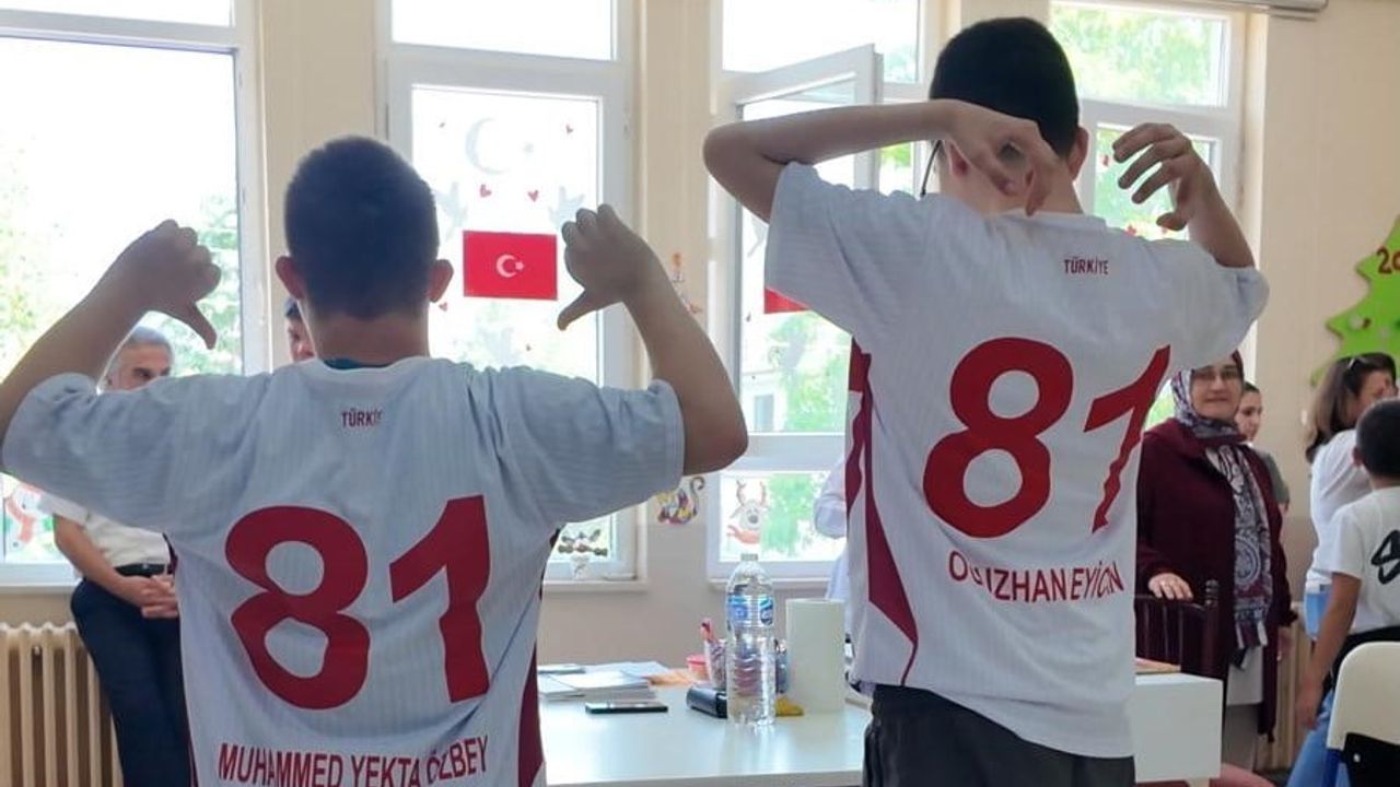 Çilimli Belediye Başkanı Yılmaz Yıldız, özel öğrencilere vaat ettiği Türkiye formalarını dağıttı