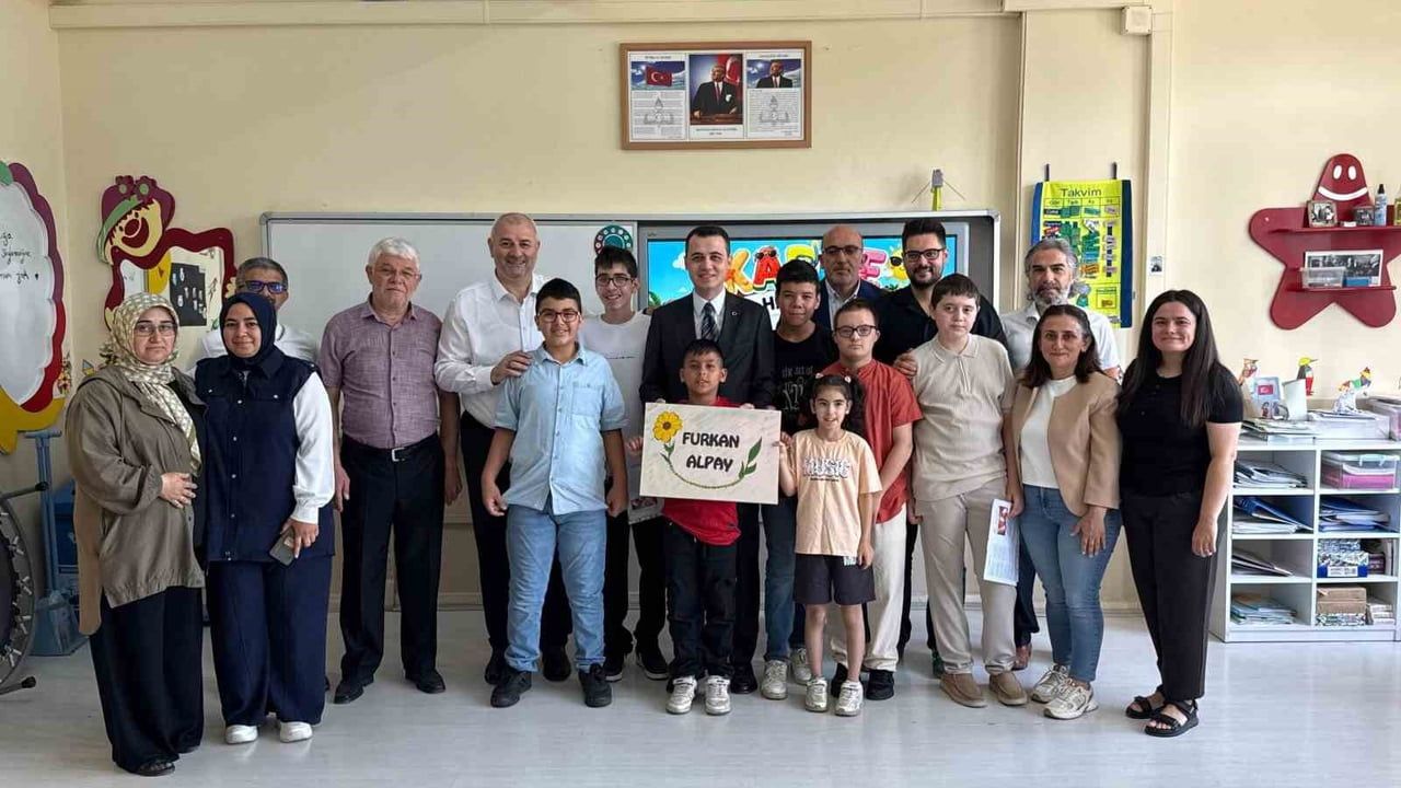 Çilimli'de karne heyecanı: kaymakam Furkan Alpay ile belediye başkanı Yılmaz Yıldız öğrencilere dondurma ikram etti
