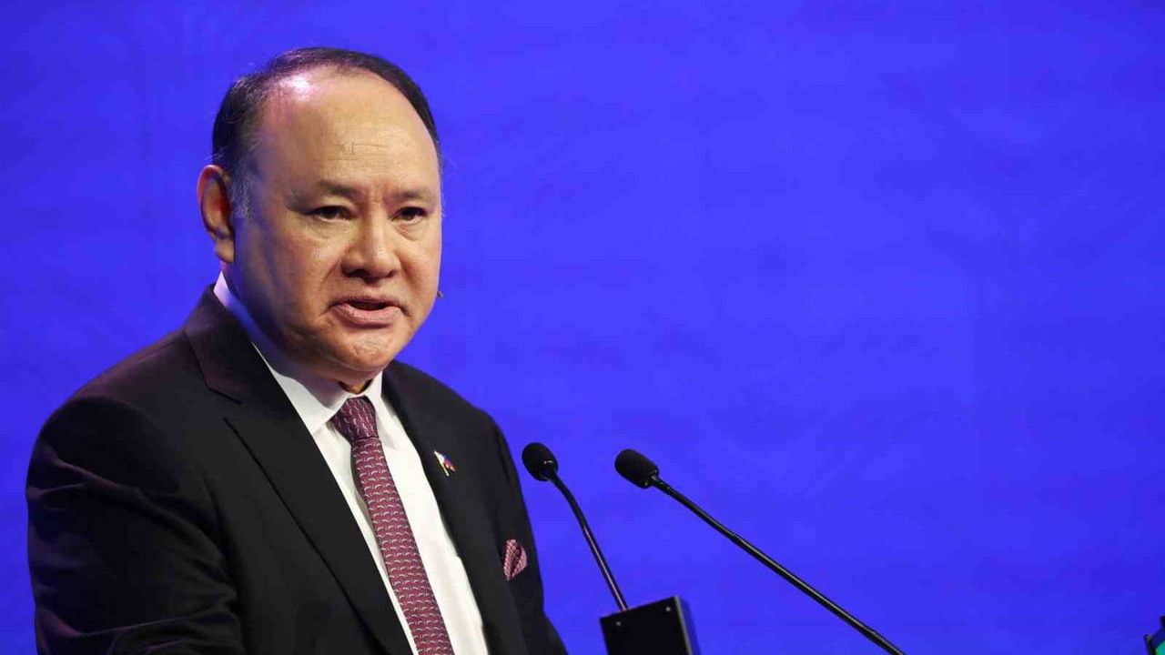 Çin, Filipinler Savunma Bakanı Gilberto Teodoro ve Ailesinin Ülkeye Girişini Yasakladı