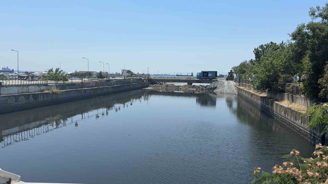Çırpıcı Deresi'nde önlem: kirli suyun Marmara Denizi'ne ulaşması toprak setle engellendi