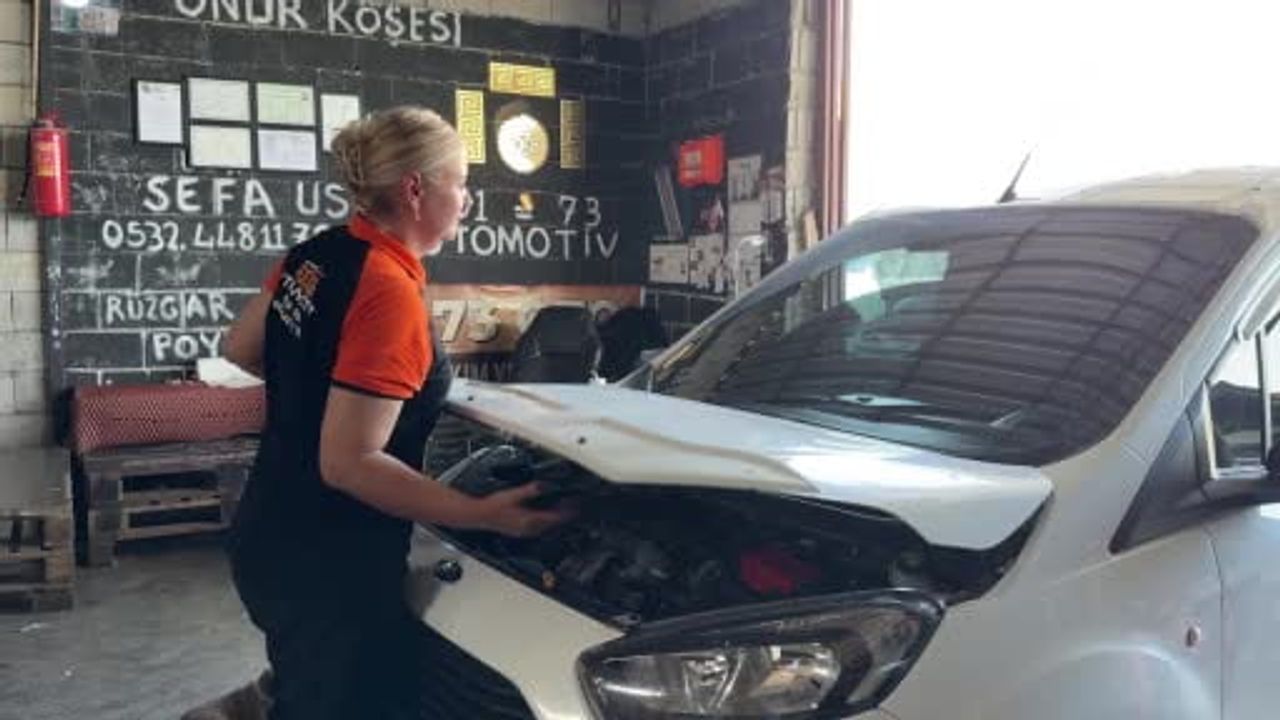 Cizre'de iki çocuk annesi Arzu Akol, eşinin atölyesinde motor ustası oldu