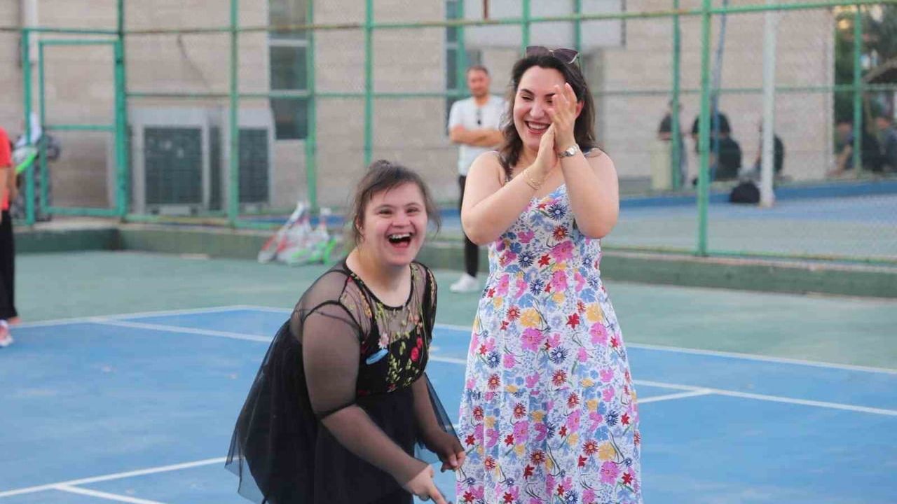 Cizre’de özel gereksinimli çocuklara tenis şöleni