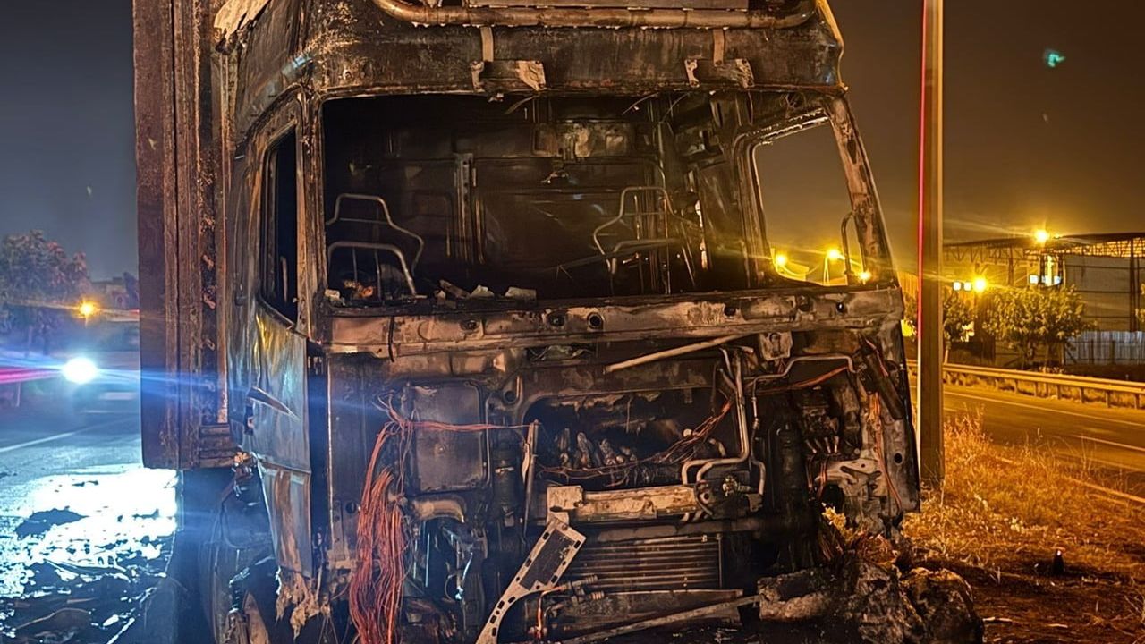 Cizre'de seyir halindeki tır motor yangını sonucu kullanılamaz hale geldi