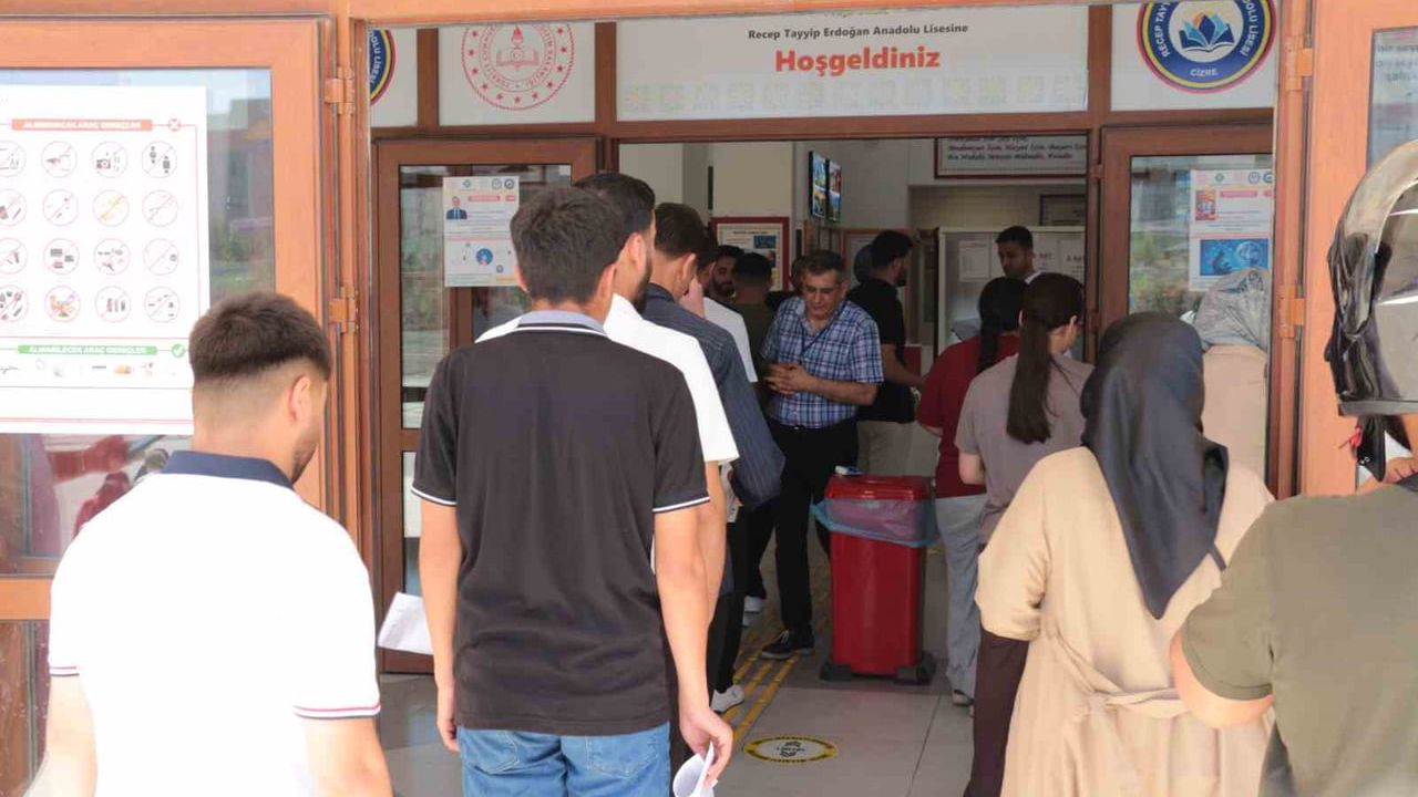 Cizre'de YKS'ye geç kalan adayların yardımına polis yetişti