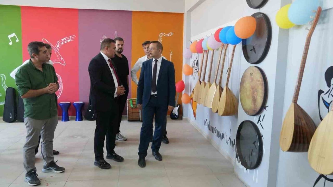 Cizre Güzel Sanatlar Lisesi'ne modern müzik atölyesi açıldı