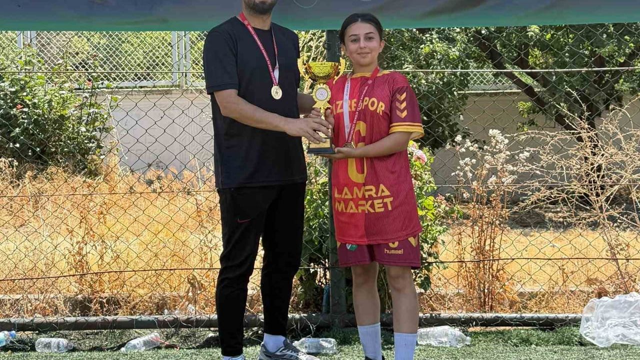 Cizreli kadınlar 5x5 Sokaklar Bizim futbol turnuvasında bölge şampiyonu oldu