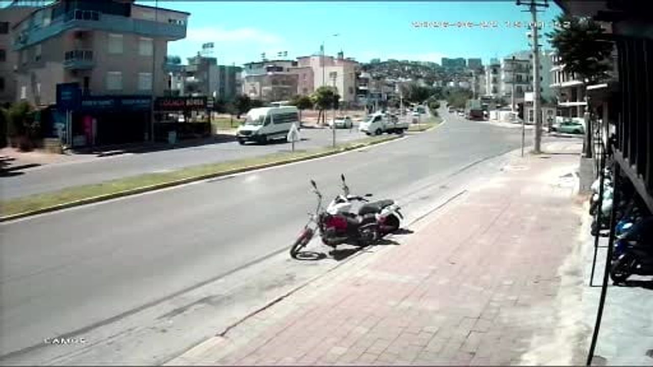 Çocuklarını almak için yola çıkan anne Antalya'da motosiklet kazasında hayatını kaybetti