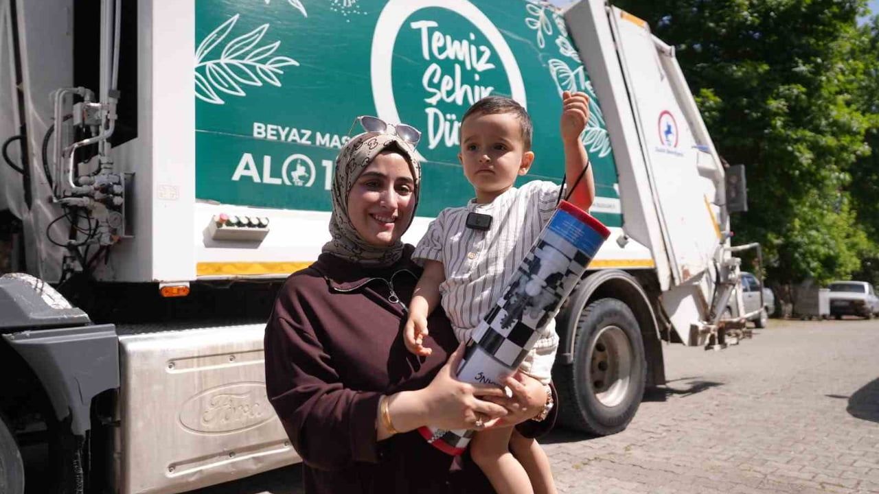 Çöp kamyonlarına ilgi duyan minik Ahmet Zeyd'e Düzce Belediyesi'nden sürpriz ziyaret