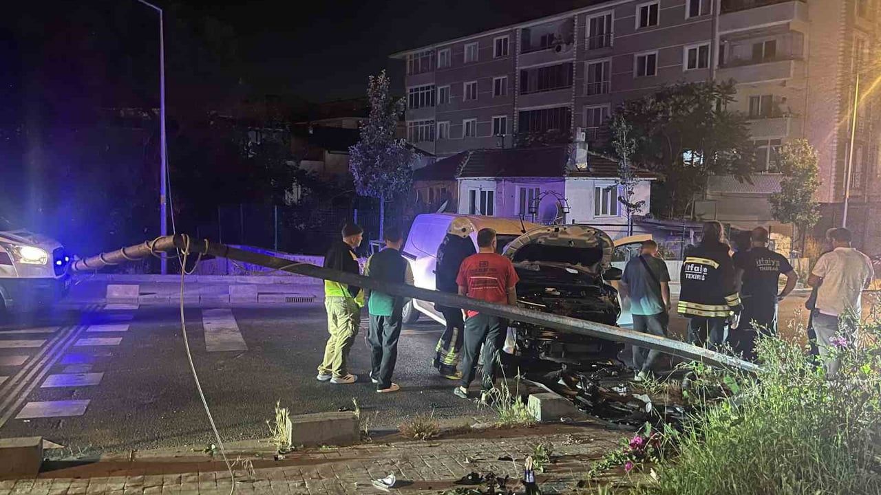 Çorlu'da hafif ticari araç aydınlatma direğine çarptı; sürücü yaralandı
