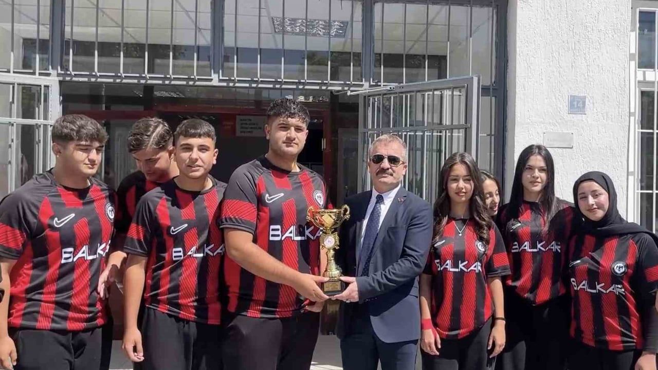Çorum Cumhuriyet Anadolu Lisesi Bocce Takımı Türkiye Şampiyonu oldu; meşaleli karşılama