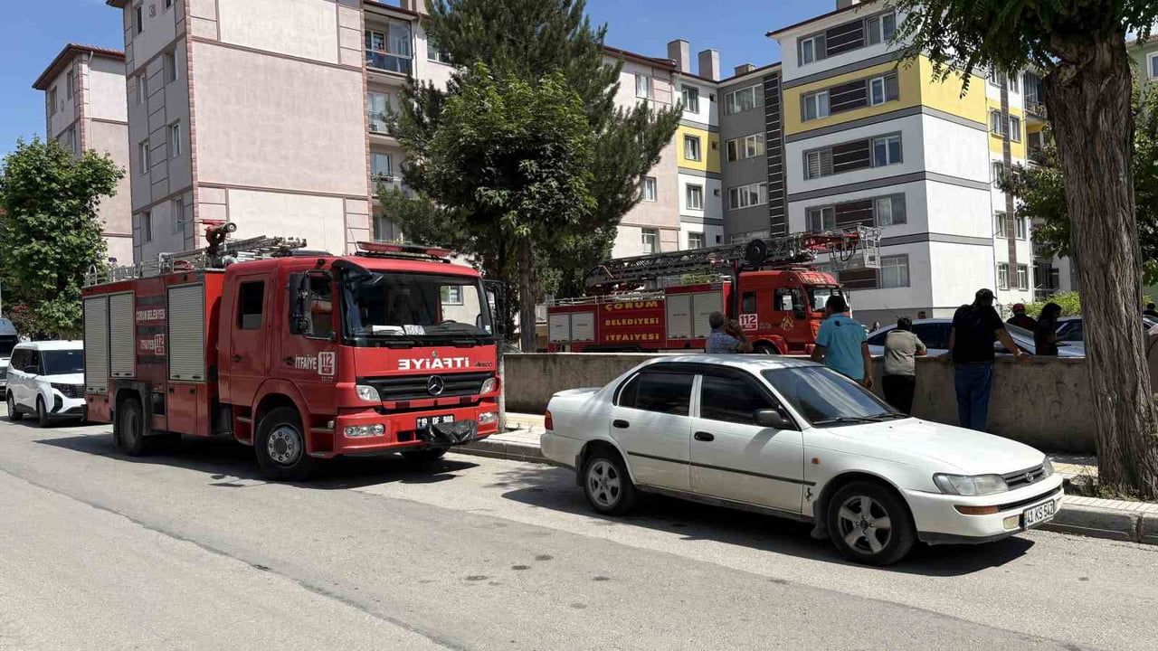 Çorum'da 5. kattaki balkondan atlama girişimini polis önledi