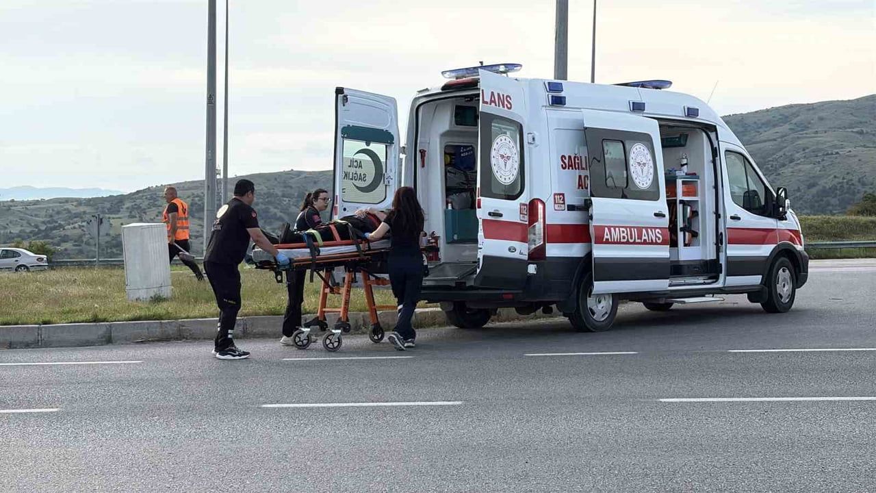 Çorum'da Asfalt Yüklü Tanker ile Otomobil Çarpıştı: 4 Kişi Yaralandı