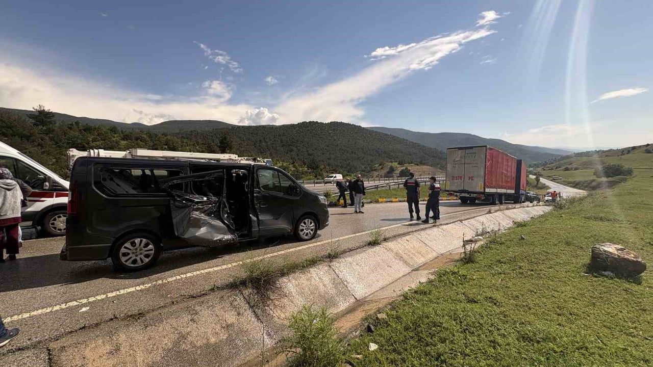 Çorum'da D100'te kayan römork minibüse çarptı: 5 kişi yaralandı