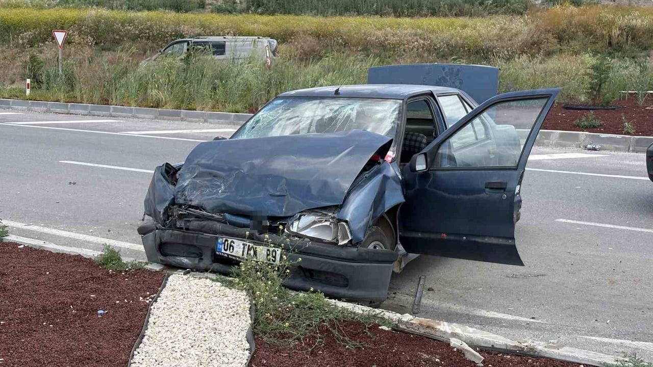 Çorum’da hafif ticari araç ile otomobil çarpıştı: 2’si ağır 5 yaralı