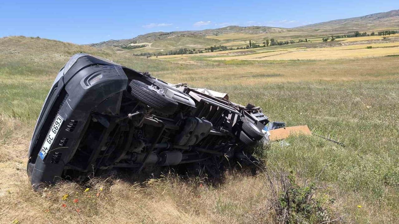 Çorum’da kamyonet şarampole devrildi: 2 yaralı