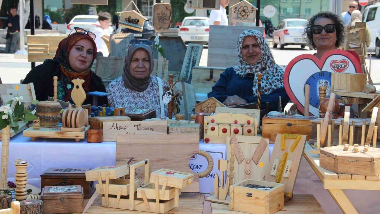 Çorum'da kursiyerlerin yıl boyu hazırladığı el emeği ürünleri sergilendi