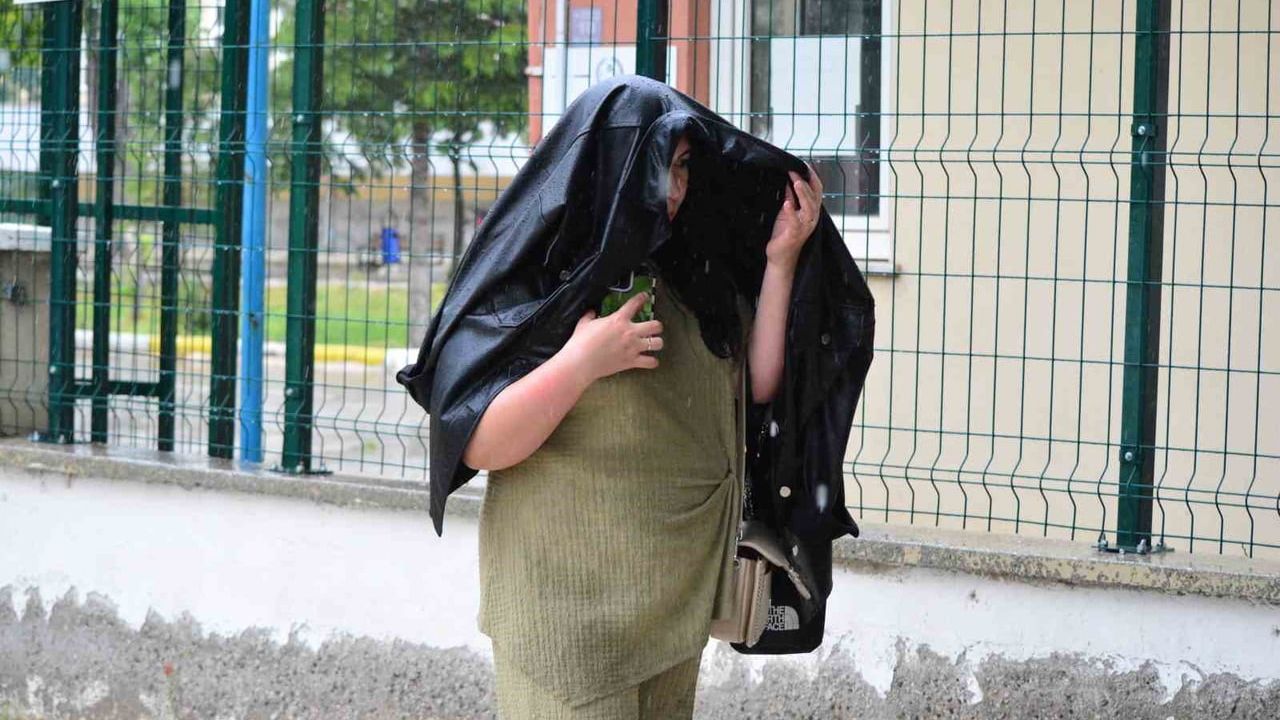 Çorum’da LGS heyecanı: aileler yağmur altında çocuklarını bekledi