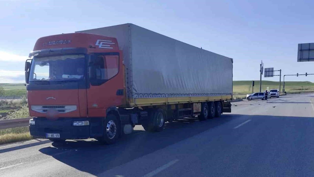 Çorum’da otomobil ile tır kavşakta çarpıştı: 4 yaralı
