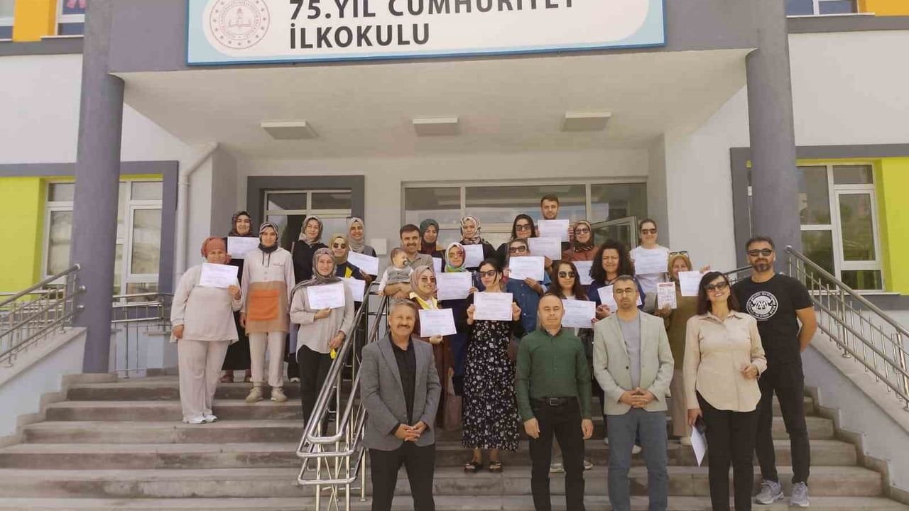 Çorum'da veliler 'Velilerle Kitap Okuma Sınavı'nda çocuklarının sınav heyecanını deneyimledi