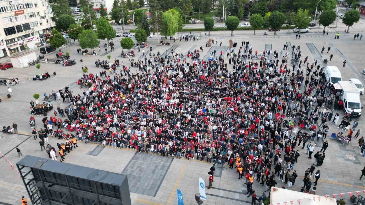 Çorum’da yüzlerce vatandaş A Milli Futbol Takımı’nı birlikte destekledi