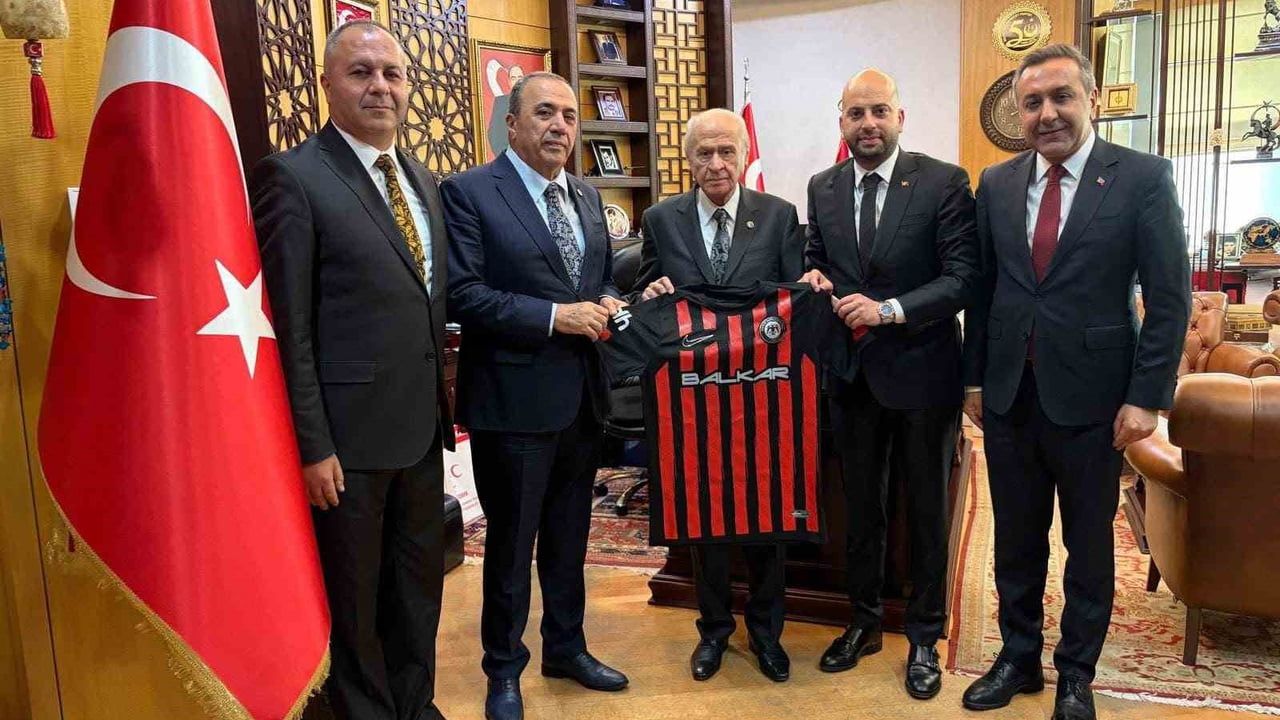 Çorum heyetinden Bahçeli'ye Süper Lig'e yükselen Çorum FK forması takdimi