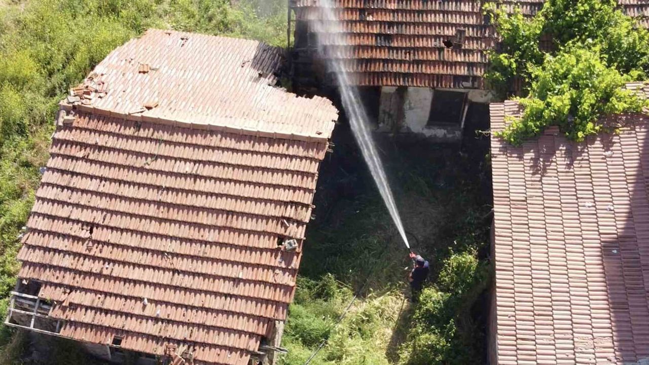 Çorum'un Alaca ilçesinde metruk binada çıkan yangın itfaiye tarafından söndürüldü