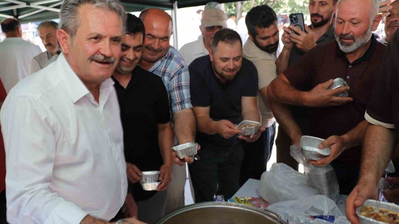 Cumayeri'nde Muharrem ayı bereketi: başkanlar vatandaşlara aşure dağıttı