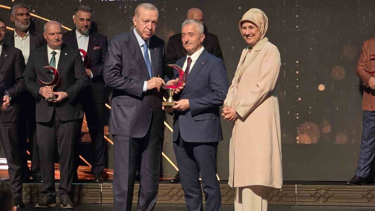 Cumhurbaşkanı Erdoğan’dan Tahmazoğlu’na 'Yılın Kurumsal Kan Bağışçısı' Birincilik Ödülü