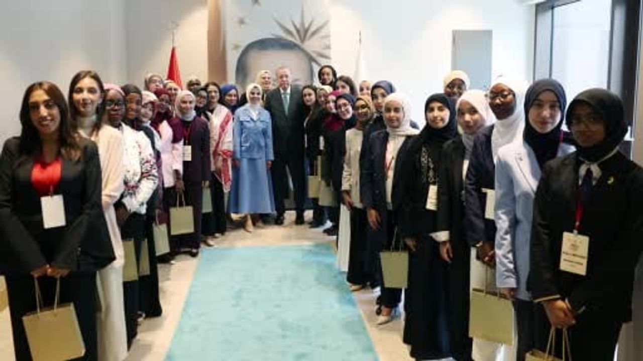 Cumhurbaşkanı Erdoğan, Genç Müslüman Kadınlar Liderlik Programı'na katılanları kabul etti