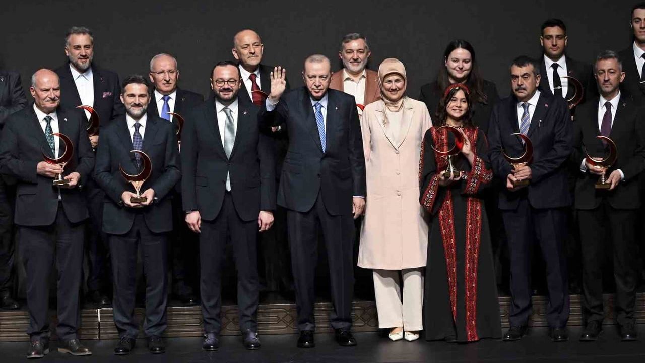 Cumhurbaşkanı Erdoğan KARDEMİR'e 'Yılın Kurumsal Kan Bağışçısı' Kategorisinde Türkiye Üçüncülüğü Ödülünü Verdi