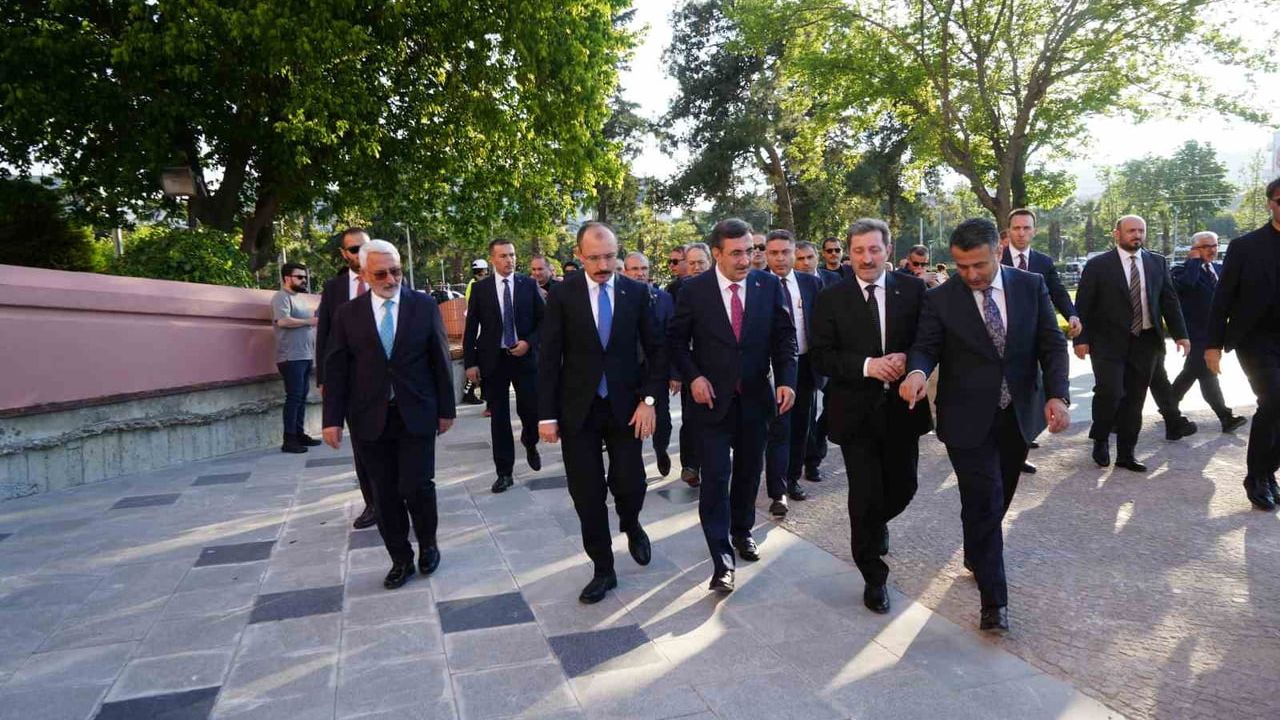 Cumhurbaşkanı Yardımcısı Cevdet Yılmaz, Samsun’da Valiliği Ziyaret Edip İstiklal Meydanı’nı Gezdi