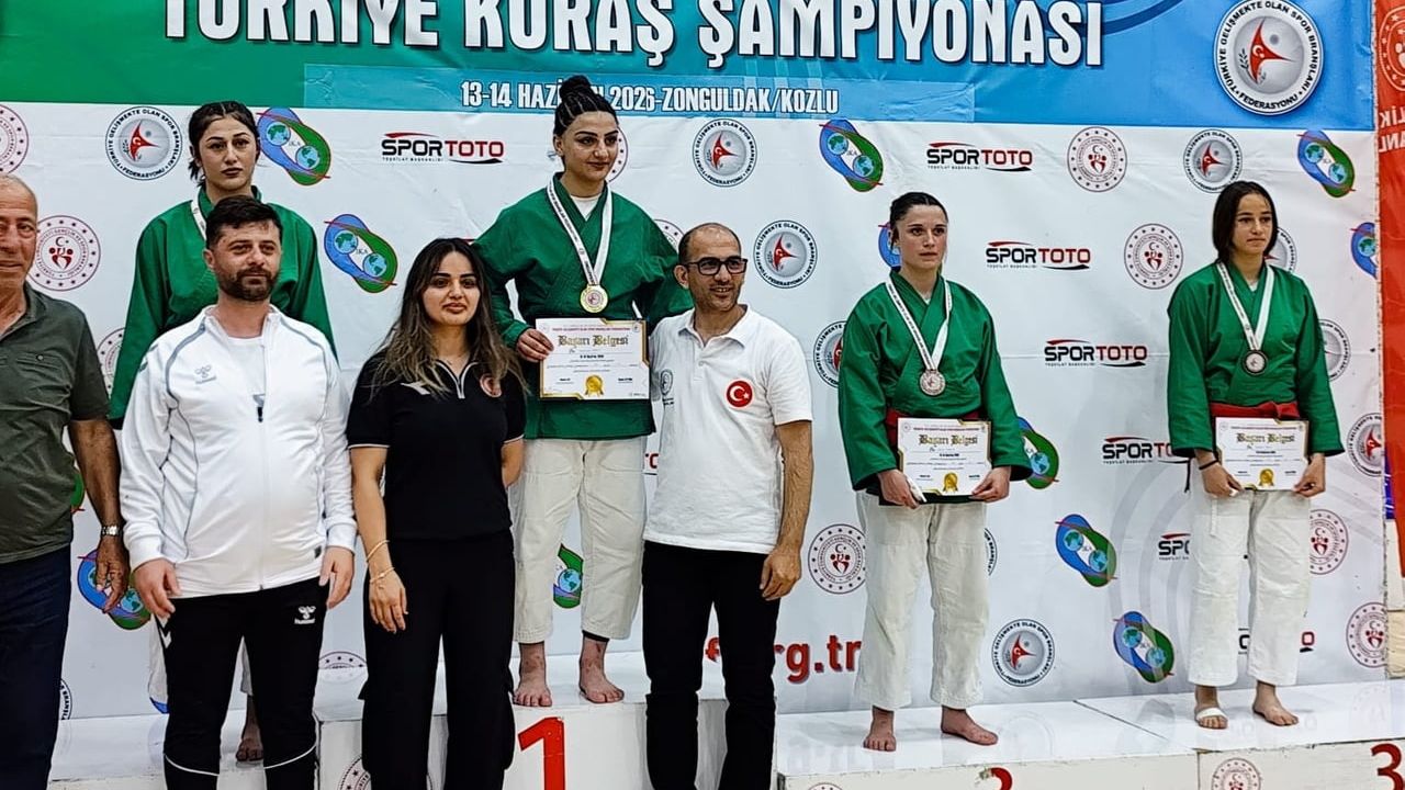 Cumhuriyet Anadolu Lisesi öğrencilerinden tarihi başarı