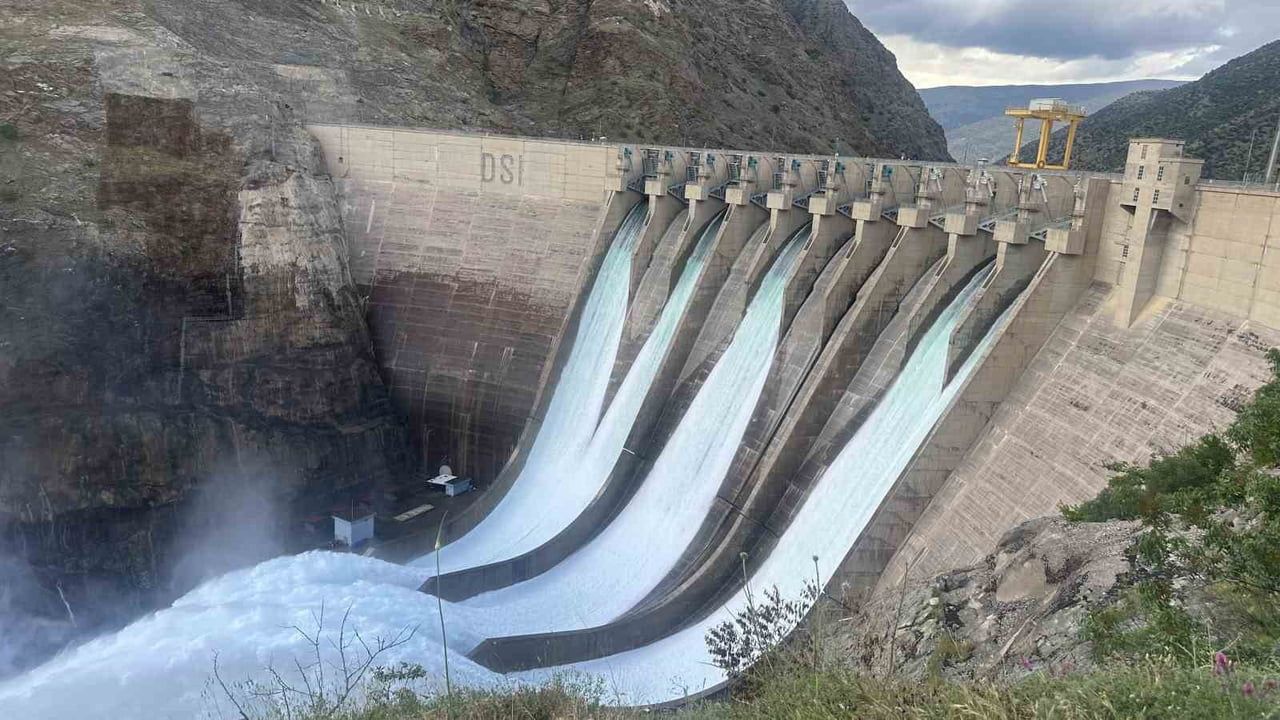 Çüngüş’te Karakaya Barajı yolunda yağış kaynaklı hasar; vatandaş onarım istiyor