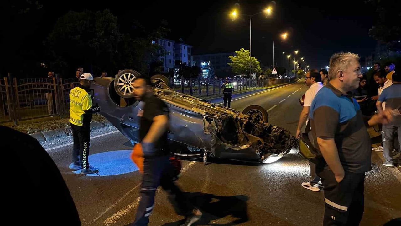 D-100'de takla atan otomobildeki iki kişi yaralanmadan kurtuldu