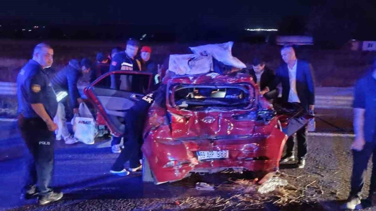 D-100'de tırın arkadan çarptığı otomobil ezildi: 3 yaralı